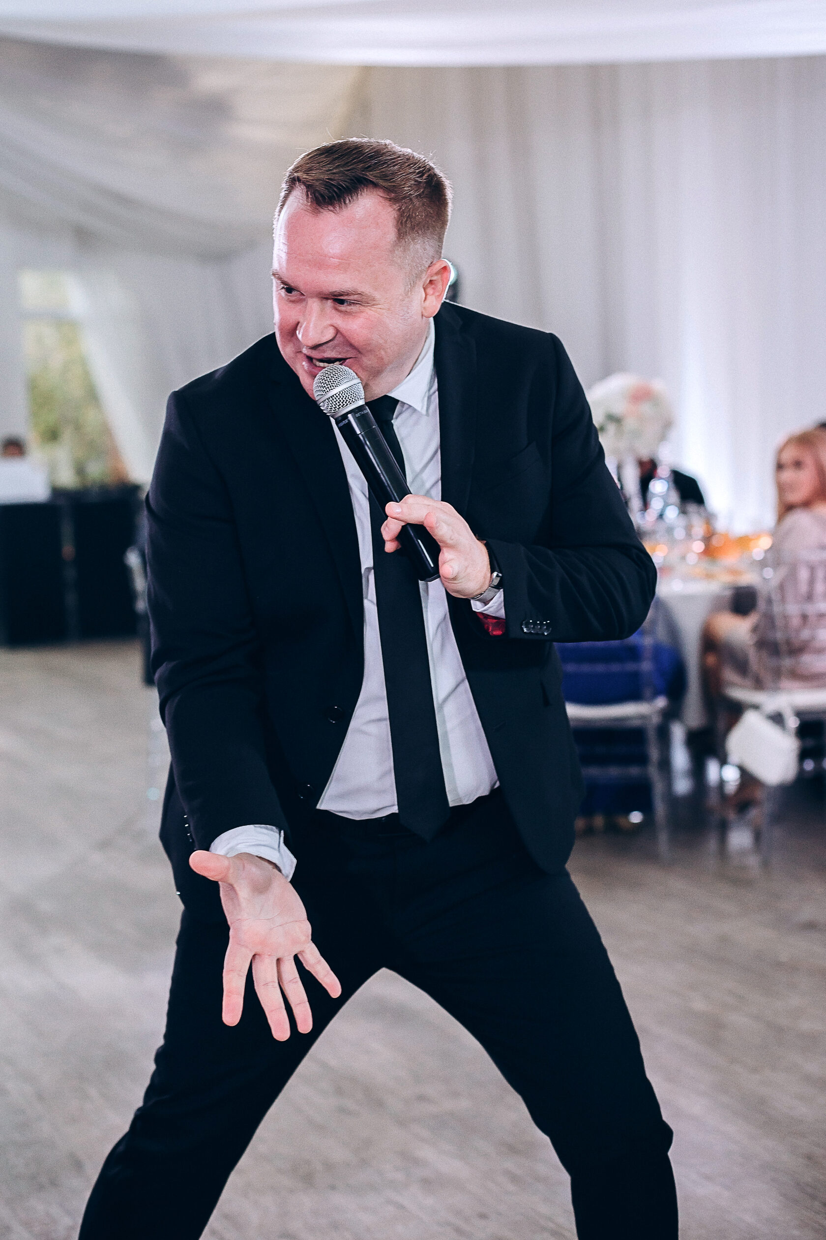 Ведущий во время работы на свадьбе