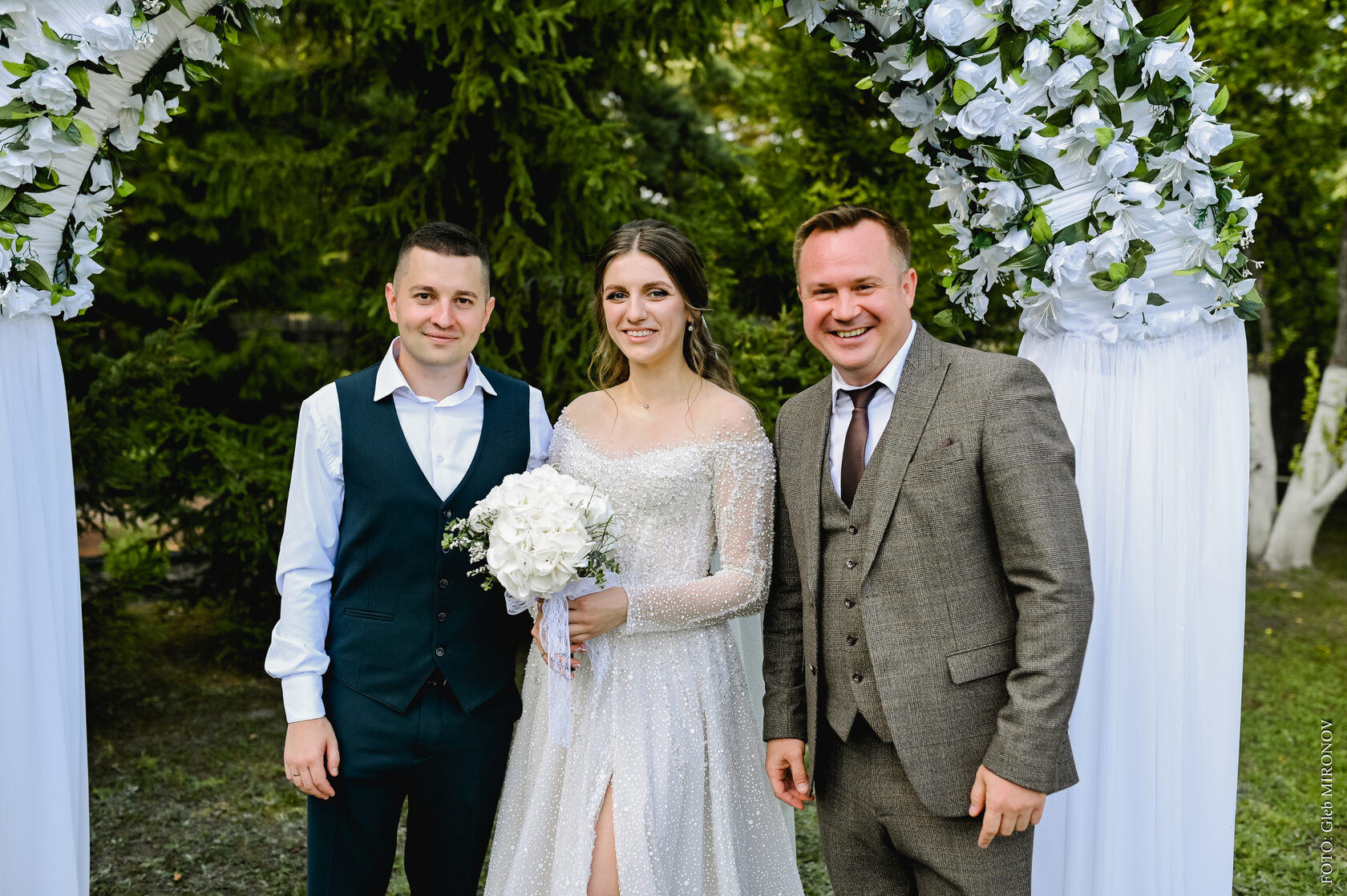 Ведущий с молодоженами