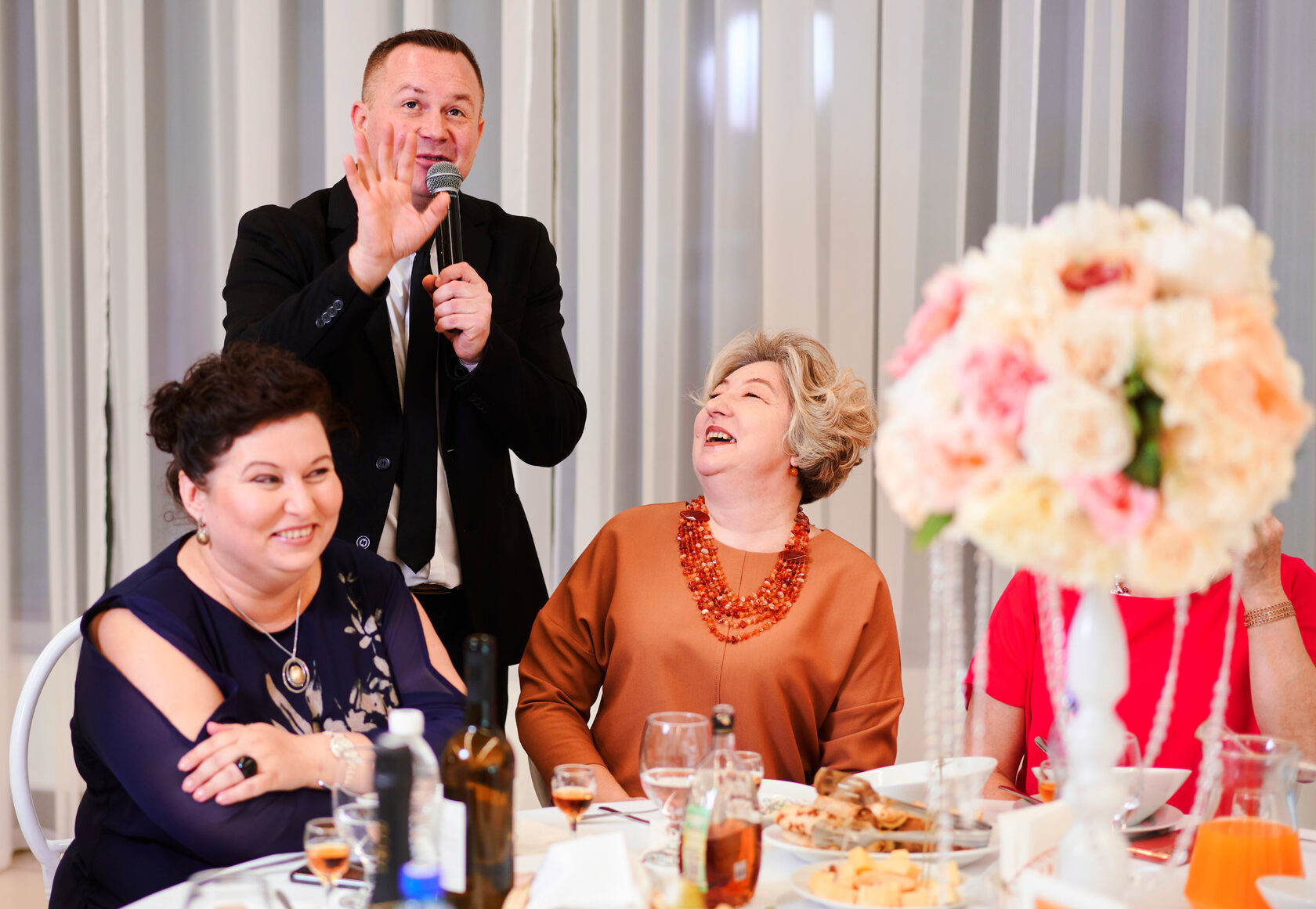 Ведущий работает с гостями за столом