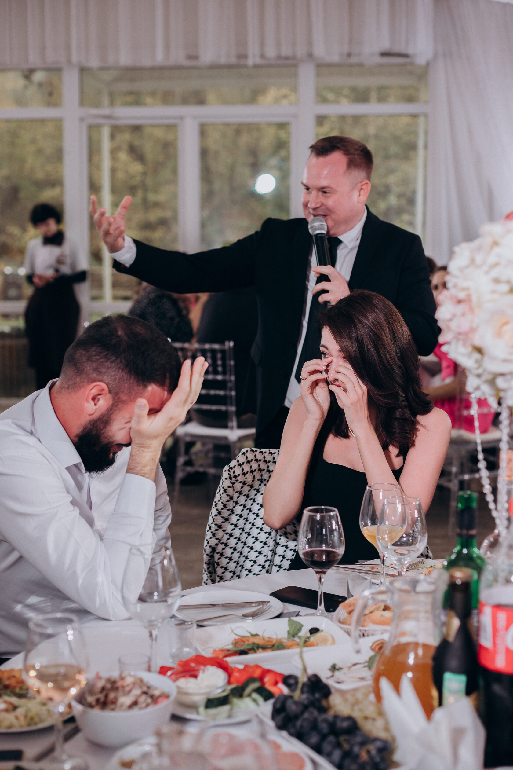 Гости смеются во время свадебной программы